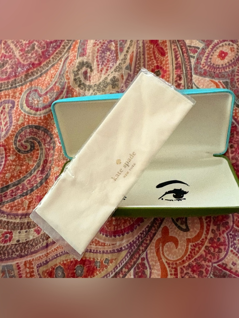 Kate Spade New York
Two-Tone Hard Clamshell Eyeglass
Case w/wink graphic inside